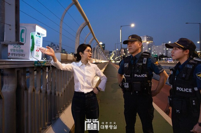 김건희 여사는 지난 10일 비공개로 서울시 119특수구조단 뚝섬 수난구조대, 한강경찰대 망원 치안센터, 용강지구대를 찾아 현장을 살피고 근무자를 격려했다. 대통령실 제공