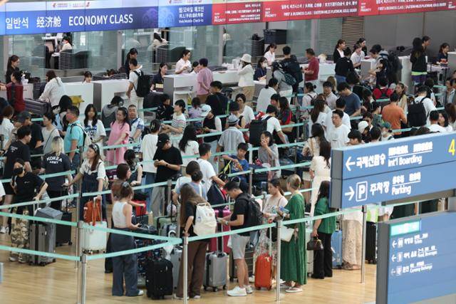지난달 4일 오전 인천국제공항 1여객 터미널이 출국하려는 여행객들로 북적이고 있다. 인천국제공항은 이날 일평균 국제선 여객 예측치가 23만2,000명으로 이번 하계 성수기 기간 중 가장 혼잡한 날이 될 것으로 예상했다. 뉴스1