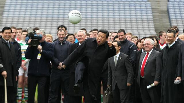 시진핑 중국 국가주석이 부주석 재임 시기인 2012년 2월 아일랜드 더블린의 한 축구장을 방문, 구두를 신은 채 킥 시범을 보이고 있다. 더블린=AP 연합뉴스