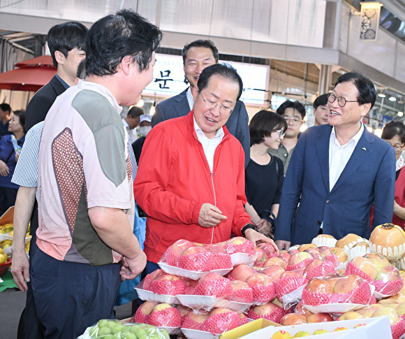 11일 홍준표 대구시장이 김대권 수성구청장(오른쪽)과 김정섭 대구시 경제국장과 함께 장보기 행사를 갖고 있다. [사진=대구시]