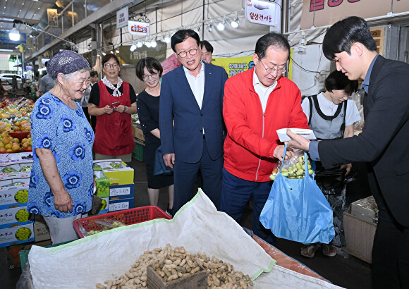 11일 홍준표 대구시장이 수성구 신매시장에서 제수용품등을 구입하고 있다. [사진=대구시]