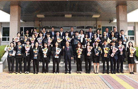 지난 9일 성낙인 경상남도 창녕군수(왼쪽 일곱 번째)와 신규공무원 28명이 임용식을 갖고 군청 현관 앞에서 화이팅을 하고 있다. [사진=경상남도 창녕군]