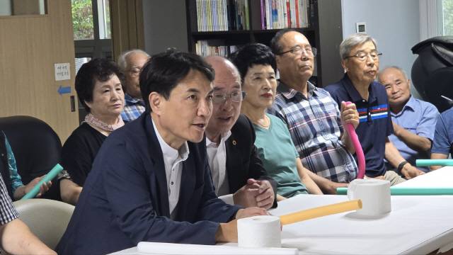 ▲ 김진태 강원특별도지사와 대한노인회 원주시지회(회장 유종우)는 지난 10일 원주 단계동에 있는 봉화산 벨라시티 1차 경로당을 방문, 스마트 경로당 운영방안을 논의하는 등 어르신들과 소통하는 시간을 가졌다.