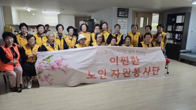 ▲ 김진태 강원특별도지사와 대한노인회 원주시지회(회장 유종우)는 지난 10일 원주 단계동에 있는 봉화산 벨라시티 1차 경로당을 방문, 스마트 경로당 운영방안을 논의하는 등 어르신들과 소통하는 시간을 가졌다. 이날 이편한 노인자원봉사단 소개도 이뤄졌다.