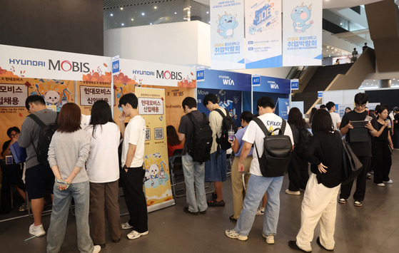 Students line up at a job fair. [NEWS1]