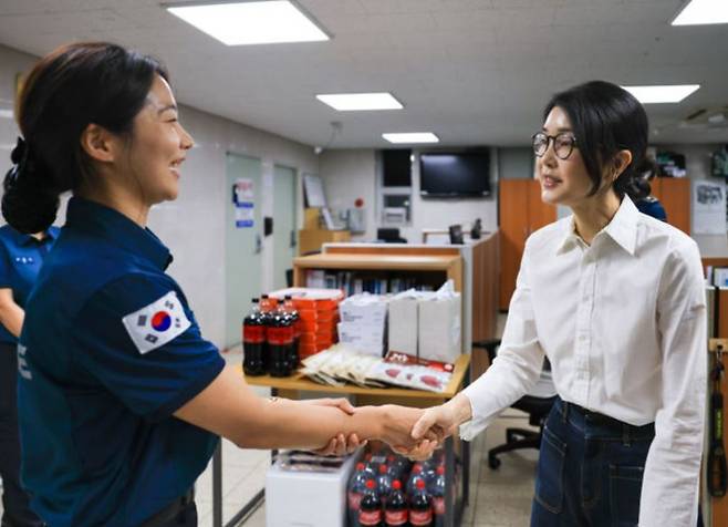 김건희 여사가 세계 자살 예방의 날인 10일 서울 마포경찰서 용강지구대를 찾아 자살 예방 및 구조 관계자들을 격려하고 있다. 사진=대통령실