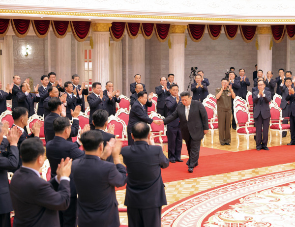 김정은 북한 국무위원장이 정권수립일(9·9절)을 맞아 노동당 본부 청사에서 ‘위대한 우리 국가의 융성 번영을 위해 더욱 분투하자’라는 제목으로 연설했다고 조선중앙통신이 10일 보도했다. 사진은 김 위원장이 당과 정부 지도간부들의 박수를 받으며 청사에 입장하는 모습. 연합뉴스