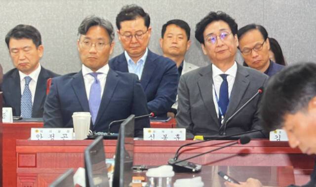 11일 오전 경기도의회 제377회 임시회 3차 운영위원회에 참석한 안정곤 비서실장과 신봉훈 정책수석이 양우식 운영위원장의 발언을 듣고 있다. 조주현기자