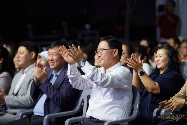 지난해 열린 천일홍축제 현장을 찾은 강수현 양주시장이 공연을 관람하며 박수를 치고 있다. 양주시 제공