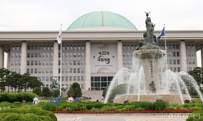 [서울=뉴시스] 조성우 기자 = 제22대 국회 임기 시작일인 30일 오후 서울 여의도 국회의사당에 개원 축하 현수막이 걸려 있다. 2024.05.30. xconfind@newsis.com /사진=조성우