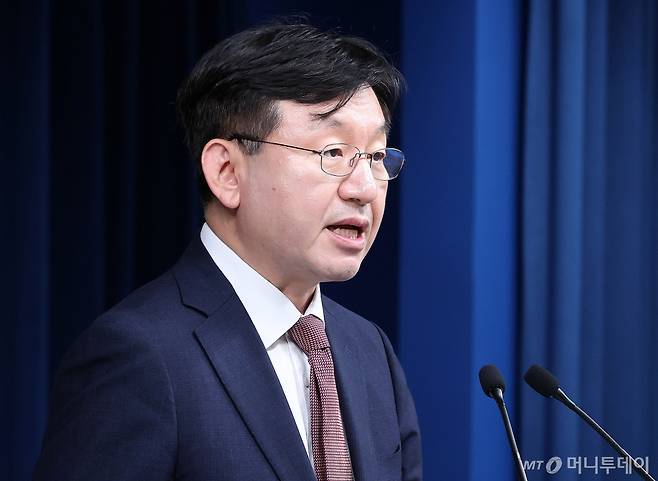 (서울=뉴스1) 박지혜 기자 = 성태윤 대통령실 정책실장이 10일 서울 용산 대통령실 브리핑룸에서 현안 관련 브리핑을 하고 있다. 2024.9.10/뉴스1 Copyright (C) 뉴스1. All rights reserved. 무단 전재 및 재배포, AI학습 이용 금지. /사진=(서울=뉴스1) 박지혜 기자