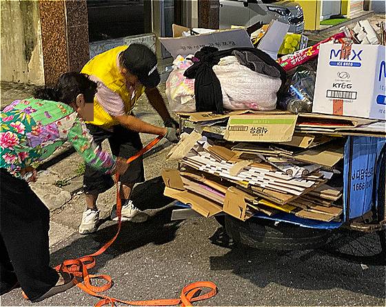 이 일이 얼마나 힘든지 잘 아는 두 사람의 연대. 할머니에게 계속 잔소리하던 최준기 할아버지. 속내는, 실은 걱정이었다. 폐지를 함께 빠르게 정리하던 모습. /사진=옆에서 함께 도우려했으나 쉽지 않았던 남형도 기자