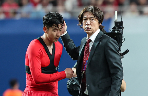 지난 10일(한국시각) 축구 대표팀이 오만을 상대로 3차 예선 첫 승을 거둔 가운데 팀의 결속을 다지고 있다. 사진은 지난 5일 팔레스타인과의 경기 후 손흥민과 홍명보 감독의 모습. /사진=뉴스1