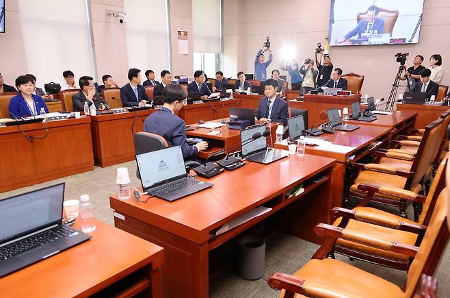 11일 오후 국회 법제사법위원회에서 김건희·채상병특검법이 야당 단독으로 통과되고 있다. 국민의힘 의원들은 법안 처리에 반발하며 표결 직전 퇴장했다. [연합]