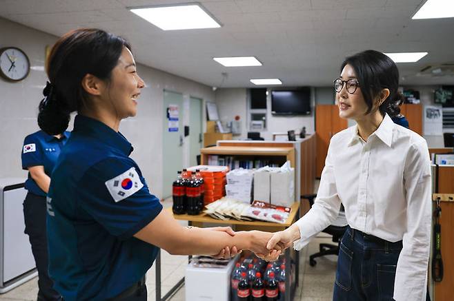 [서울=뉴시스] 조수정 기자 = 윤석열 대통령 부인 김건희 여사가 세계 자살 예방의 날인 10일 서울 마포경찰서 용강지구대를 찾아 자살 예방 및 구조 관계자들을 격려하고 있다. (사진=대통령실 제공) 2024.09.10. photo@newsis.com *재판매 및 DB 금지