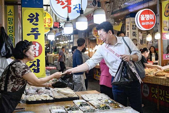 [원주=뉴시스] 추석맞이 전통시장 장보기 행사. (사진=원주시 제공) 2024.09.11. photo@newsis.com *재판매 및 DB 금지