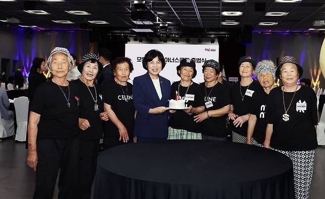 강정애 국가보훈부 장관이 축하 케이크를 전달하고 있다 (사진=칠곡군 제공) *재판매 및 DB 금지