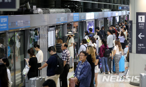 [서울=뉴시스]이영환 기자 = 공항철도 인천국제공항역에서 열차를 이용하는 고객들의 모습. 2018.07.01.  20hwan@newsis.com