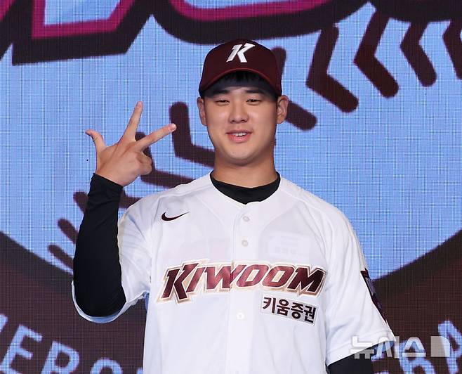 [서울=뉴시스] 김금보 기자 = 11일 오후 서울 송파구 롯데호텔월드에서 열린 '2025 KBO 신인 드래프트'에서 키움 히어로즈 1라운드 1순위 지명된 덕수고 정현우가 포즈를 취하고 있다. 2024.09.11. kgb@newsis.com