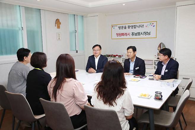 [창원=뉴시스] 강경국 기자 = 홍남표 경남 창원시장이 민족의 대명절인 추석을 앞두고 11일 사회복지시설인 로뎀의집을 찾아 소통의 시간을 갖고 있다. (사진=창원시청 제공). 2024.09.11. photo@newsis.com *재판매 및 DB 금지