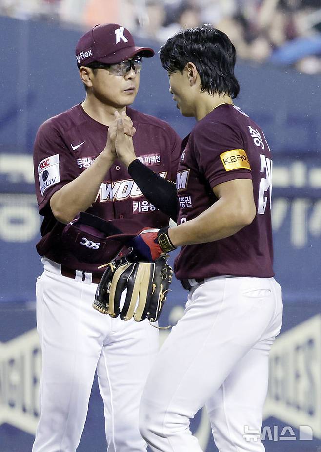 [서울=뉴시스] 최동준 기자 = 11일 서울 잠실야구장에서 열린 2024 KBO 리그 키움 히어로즈 대 LG 트윈스의 경기, 9-5로 승리한 키움 홍원기 감독이 송성문과 하이파이브하고 있다. 2024.09.11. photocdj@newsis.com