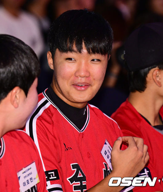 [OSEN=지형준 기자] 11일 오후 서울 잠실 롯데호텔 월드에서 2025 KBO 신인 드래프트가 열렸다.2025 KBO 신인 드래프트는 전면 드래프트 방식으로 진행된다. 지명은 1라운드부터 11라운드까지 이뤄지며, 2023년도 구단 순위의 역순인 키움-한화-삼성-롯데-KIA-두산-NC-SSG-KT-LG 순서로 실시된다.전주고 정우주가 드래프트를 준비하고 있다. 2024.09.11 / jpnews@osen.co.kr