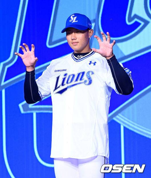 [OSEN=지형준 기자] 11일 오후&nbsp;서울 잠실 롯데호텔 월드에서 2025 KBO 신인 드래프트가 열렸다.2025 KBO&nbsp;신인 드래프트는 전면 드래프트 방식으로 진행된다. 지명은 1라운드부터 11라운드까지 이뤄지며, 2023년도 구단 순위의 역순인 키움-한화-삼성-롯데-KIA-두산-NC-SSG-KT-LG 순서로 실시된다.대구고 배찬승이 삼성에 지명되며 포즈를 취하고 있다. 2024.09.11 / jpnews@osen.co.kr