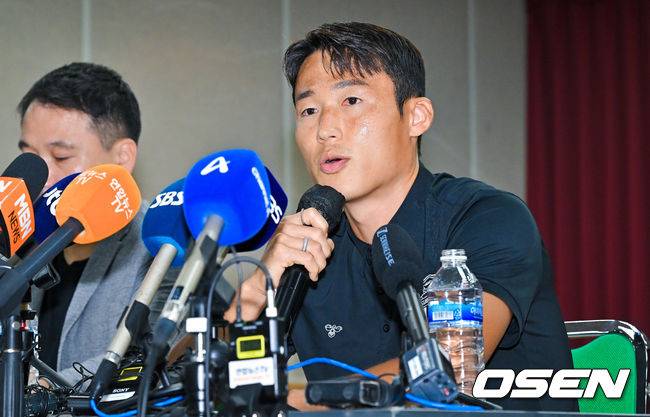 [OSEN=수원, 박준형 기자] 수원FC 손준호가 11일 오후 수원시체육회관에서 중국축구협회 영구 제명 징계 관련 반박 기자회견을 가졌다.중국축구협회는 지난 10일 “사법기관이 인정한 사실에 따르면 전(前) 산둥 타이산 선수 손준호는 정당하지 않은 이익을 도모하려고 정당하지 않은 거래에 참여해 축구 경기를 조작하고 불법 이익을 얻었다”며 “손준호의 축구와 관련된 어떠한 활동도 평생 금지한다”고 밝혔다.손준호는 지난해 5월 중국 상하이 훙차오공항을 통해 귀국하려다 공안에 연행됐고, 이후 형사 구류돼 랴오닝성 차오양 공안국의 조사를 받은뒤 지난 3월 풀려났다.이에 따라 승부 조작에 가담했다거나 산둥으로 이적하는 과정에서 금품이 오갔을 가능성이 거론됐지만, 손준호 측은 강하게 부인해왔다.손준호가 소감을 말하고 있다   2024.09.11  / soul1014@osen.co.kr
