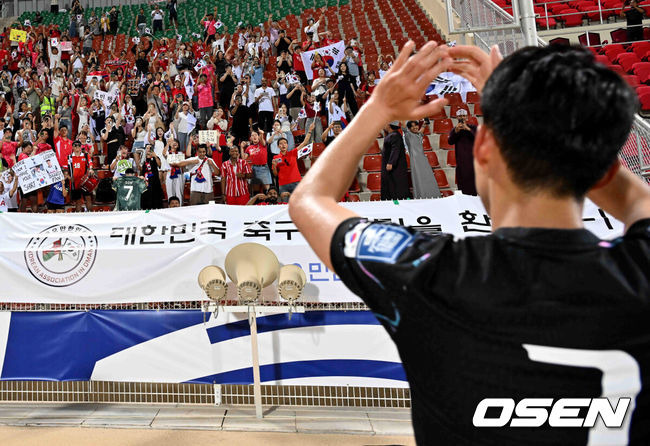 [OSEN=무스카트(오만) 민경훈 기자] 홍명보 감독이 이끄는 대한민국 축구 국가대표팀은 10일 오후 11시(이하 한국시간) 오만 무스카트의 술탄 카부스 종합운동장에서 오만과 2026 국제축구연맹(FIFA) 북중미 월드컵 아시아 지역 3차 예선 B조 2차전 맞대결에서 3-1 승리를 거뒀다.이로써 홍명보호는 지난 팔레스타인전 충격을 딛고 첫 승을 신고하는 데 성공했다.경기 종료 후 팬들이 손흥민을 향해 응원을 보내고 있다. 2024.09.10 / rumi@osen.co.kr