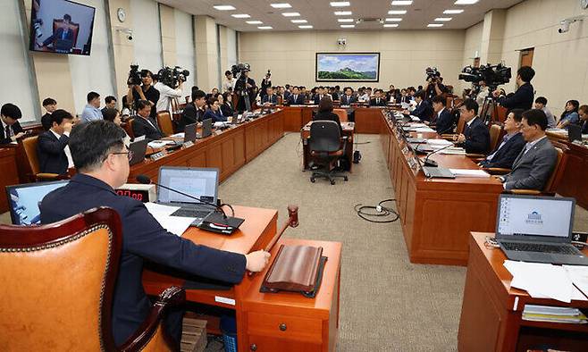 지난 9일 서울 여의도 국회에서 열린 환경노동위원회 전체회의에서 안호영 환노위원장이 의사봉을 두드리고 있다. 뉴시스