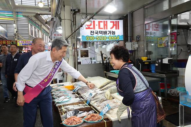 이강덕 시장이 11일 구룡포시장을 찾아 장보기를 실시하고, 상인들을 만나 애로사항을 청취하고 있다. 포항시 제공