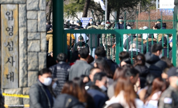 정문 앞에서 아쉬운 인사 - 3일 오후 충남 논산 육군훈련소 입영심사대 앞에서 입영장병과 가족 및 친구들이 인사하고 있다. 2020.2.3 연합뉴스