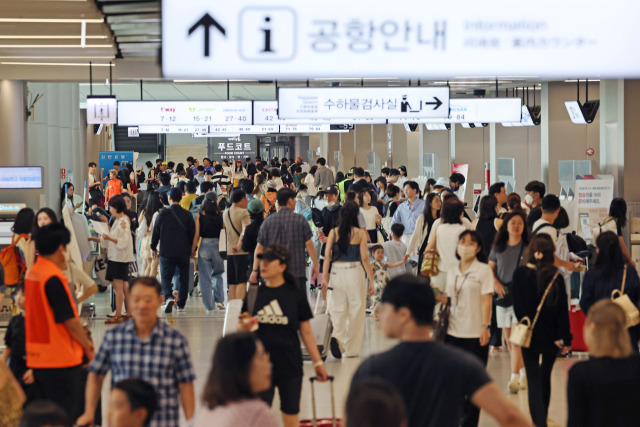 광복절인 15일 오전 김포공항 국내선 출발장이 붐비고 있다.연합뉴스