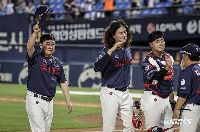 롯데 자이언츠가 10일 서울 잠실야구장에서 열린 LG 트윈스와 2024 신한 SOL 뱅크 KBO 리그 원정 경기에서 연장 10회 승부 끝에 2-1로 승리했다. 경기를 승리로 이끈 김태형(왼쪽) 롯데 감독이 팬들에게 인사하고 있다. /사진=롯데 자이언츠 제공