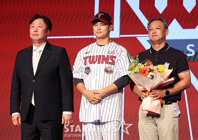 'KBO 2025 신인 드래프트'가 11일 오후 서울 송파구 롯데호텔 월드 크리스탈 볼룸에서 열렸다.  LG에 지명된 서울고 김영우(가운데)가 포토타임에 임하고 있다. /사진=김진경 대기자