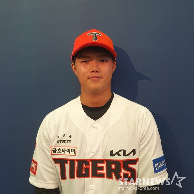 덕수고 김태형이 11일 서울 롯데호텔 월드 크리스탈 볼룸에서 열린 2025 KBO 신인드래프트에서 KIA의 전체 1라운드 5번으로 지명받은 뒤 인터뷰에 응하고 있다. /사진=김동윤 기자