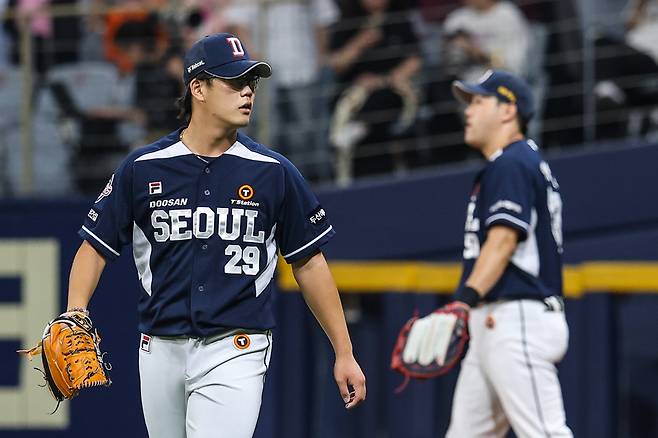 두산 베어스 투수 이병헌이 9월 10일 신한 SOL Bank KBO리그 고척 키움 히어로즈전에서 6회 말 구원 등판해 1이닝 2피안타 1탈삼진 무실점을 기록했다. 두산 베어스