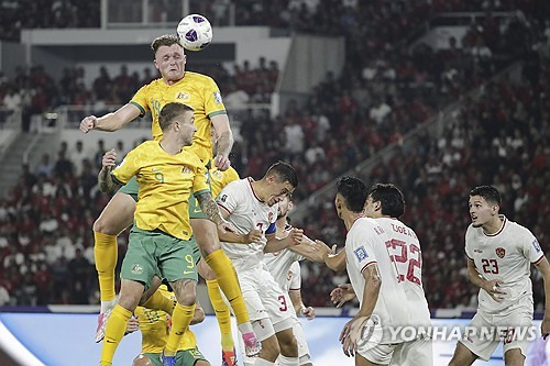 아시아 강호를 상대로 선전하는 인도네시아는 이제 10월 A매치에서 국제축구연맹(FIFA) 월드컵 아시아지역 3차 예선 단계 첫승에 도전한다.   신태용 감독이 이끄는 인도네시아 축구 국가대표팀이 지난 10일(한국시간) 인도네시아 자카르타에 있는 겔로라 붕 카르노 스타디움에서 열린 호주와의 2026 FIFA 북중미 월드컵(캐나다-미국-멕시코 공동 개최) 아시아 지역 C조 2차전에서 득점 없이 비겼다.   월드컵 3차 예선 단계에 사상 최초로 진출한 인도네시아는 지난 6일 사우디아라비아 제다에 있는 킹 압둘라 스포츠시티 스타디움에서 열린 사우디아라비아와의 1차전에서 1-1로 비긴 뒤, 강호 호주를 상대로 또다시 승점을 따내며 기적과 같은 행보를 이어갔다. 연합뉴스