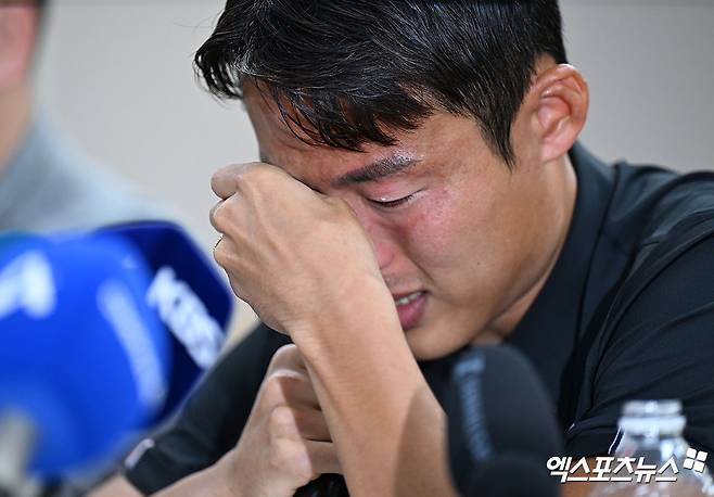 국축구협회로부터 승부 조작 혐의로 중국 내에서 영구 제명 중징계를 받은 수원FC 손준호가 11일 오후 경기도 수원시체육회관에서 간담회를 가졌다. 중국축구협회는 손준호가 부당 이득을 도모하기 위해 부정 거래, 축구 경기 조작, 불법 수익을 취해 스포츠맨십을 위반 및 상실했다고 주장했다. 중국축구협회는 "현 시점에서는 중국 축구 내에서만 금지되는 징계다. 하지만 FIFA에 공식적으로 이의를 제기해 손준호의 처벌을 전 세계적으로 확대할 것"이라고 엄포를 놓았다.  만약 FIFA에서 손준호의 혐의를 인정, 중국축구협회에서 손준호에게 내린 징계 범위를 전 세계로 늘린다면 손준호는 더 이상 축구선수 생활을 할 수 없다.  김한준 기자