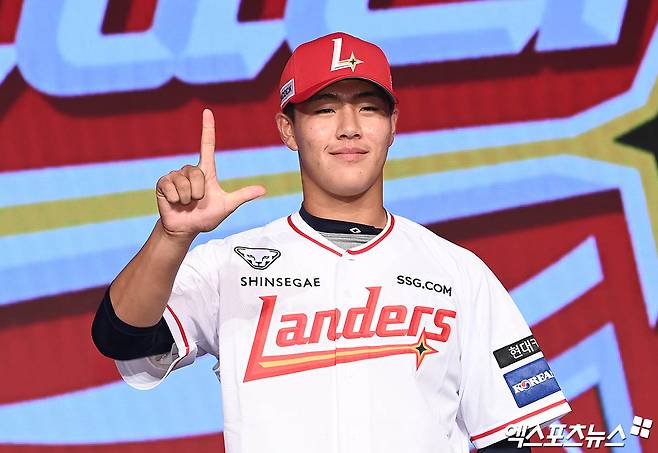 11일 오후 서울 신천동 롯데호텔 월드에서 열린 '2025 KBO 신인 드래프트'에 참석한 강릉고 이율예가 1라운드 8순위로 SSG에 지명된 뒤 기념 촬영을 하고 있다. 잠실, 박지영 기자