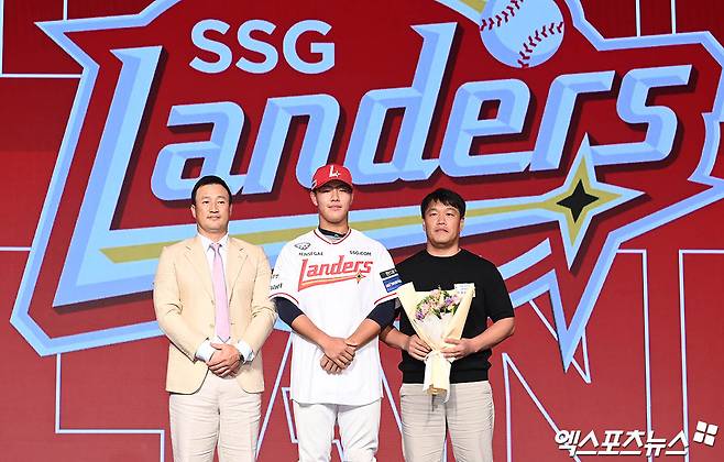 11일 오후 서울 신천동 롯데호텔 월드에서 열린 '2025 KBO 신인 드래프트'에 참석한 강릉고 이율예가 1라운드 8순위로 SSG에 지명된 뒤 김재현 단장 및 아버지와 기념 촬영을 하고 있다. 잠실, 박지영 기자