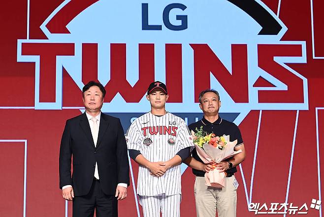 11일 오후 서울 신천동 롯데호텔 월드에서 열린 '2025 KBO 신인 드래프트'에 참석한 서울고 김영우가 1라운드 10순위로 LG에 지명된 뒤 차명석 단장 및 아버지와 기념 촬영을 하고 있다. 잠실, 박지영 기자