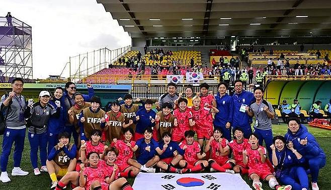 8일 독일과의 조별리그 3차전 승리 뒤 기념 촬영하는 U-20 여자 축구대표팀 [대한축구협회 제공. 재판매 및 DB금지] photo@yna.co.kr