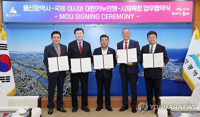 울산시-국제카누연맹, 카누 활성화 협약 (울산=연합뉴스) 11일 오후 울산시청 시장실에서 김두겸 울산시장, 토마스 코니에츠코 국제카누연맹 회장, 김은석 아시아카누연맹 사무총장, 조현식 대한카누연맹 회장, 김철욱 울산시체육회장이 '카누 스포츠 활성화 및 저변확대를 위한 업무협약(MOU)'을 체결하고 기념 촬영을 하고 있다. 2024.9.11 [울산시 제공. 재판매 및 DB 금지] hkm@yna.co.kr