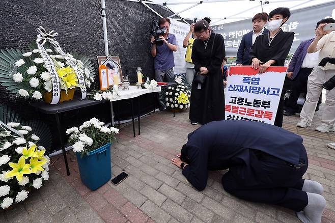 에어컨 설치 작업자 폭염 사망사고 분향소 (광주=연합뉴스) 김혜인 기자 = 11일 오전 광주 북구 오룡동 광주지방고용노동청 앞 분향소에서 에어컨 설치 하청업체 대표가 고인에 애도를 표하고 있다. 2024.9.11 
    in@yna.co.kr