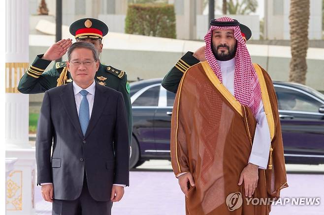 중국 총리, 사우디 방문 (AFP 연합뉴스) 11일(현지시간) 리창 중국 국무원 총리(왼쪽)가 사우디아라비아를 방문해 무함마드 빈 살만 왕세자(오른쪽)와 만났다. 2024.9.11 dk@yna.co.kr