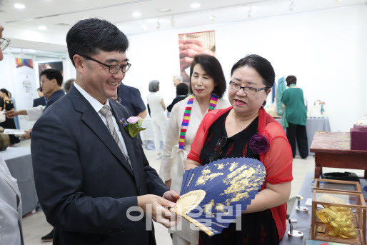 임기근 조달청장(왼쪽)이 11일 서울 인사동 한국미술관에서 무형문화재 등 장인이 직접 제작한 전통문화상품을 살펴보고 있다. (사진=조달청 제공)