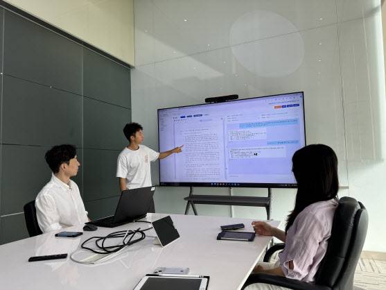 포스코이앤씨 직원들이 AI 기반 입찰문서 검토 시스템을 활용해 업무를 하고 있다.(사진=포스코이앤씨)