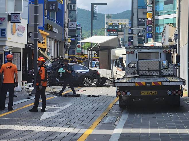 12일 부산 해운대구 해운대구청 어귀삼거리 인근에서 70대 A씨가 몰던 벤츠 차량 1대가 인도 위로 돌진한 사고 현장. (사진=연합뉴스)