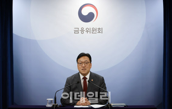 김병환 금융위원장이 12일 오후 서울 종로구 정부서울청사 합동브리핑실에서 출입기자단과 간담회를 하고 있다.(사진=금융위)